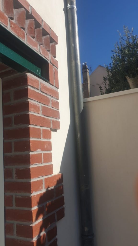 Detail de la modenature en brique rouge