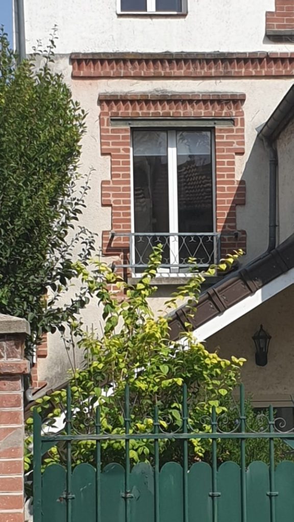 Modenature de facade a Suresnes