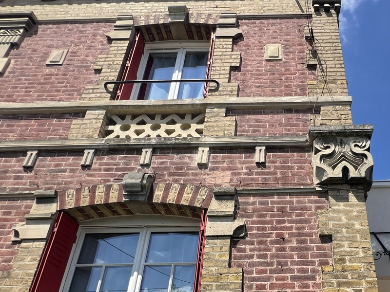 Rénovation d'une façade de maison ancienne Ravalement facade ancienne en briques