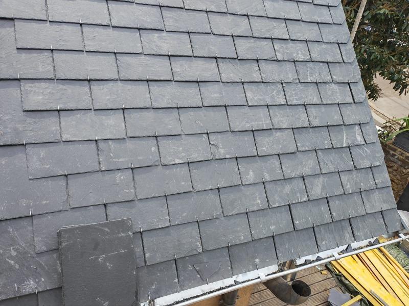 Détail d'une toiture en ardoise à Paris