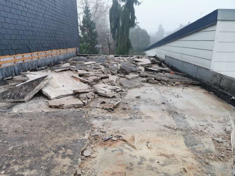 Travaux de démolition de l'ancienne toiture terrasse en béton.