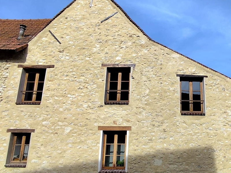 Enduit pierre vue sur façade extérieure