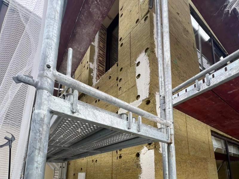 Laine minérale sur un mur en pierre