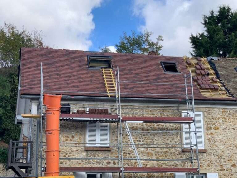 Refaire une toiture en tuile : prix et conseils