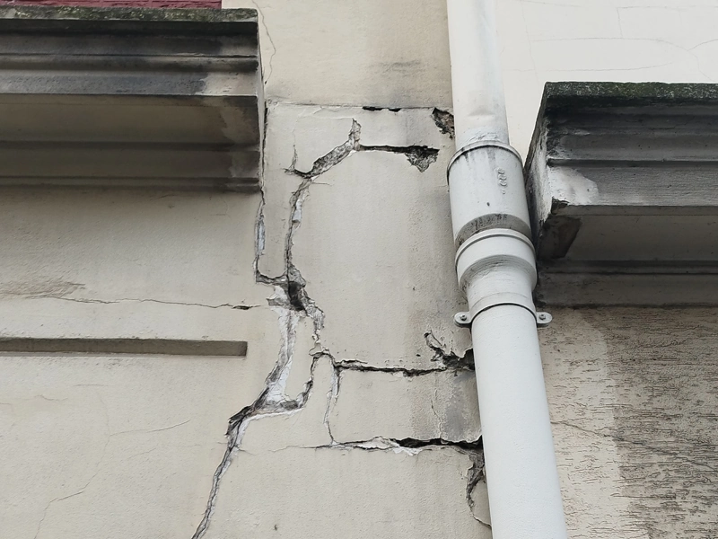 Entreprise de rénovation de façade à Paris et en Île-de-France Fissures en façade