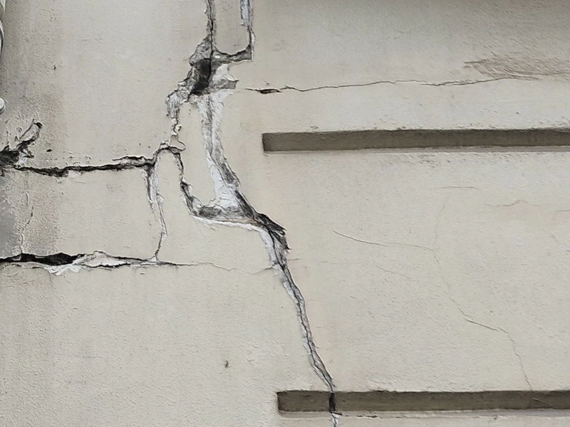 Fissure de façade profonde