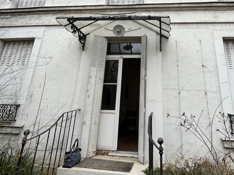 Microfissure façade