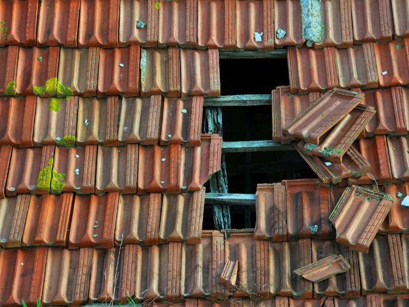 Fuite dans le toit : que faire ? Pourquoi ma toiture fuit ?