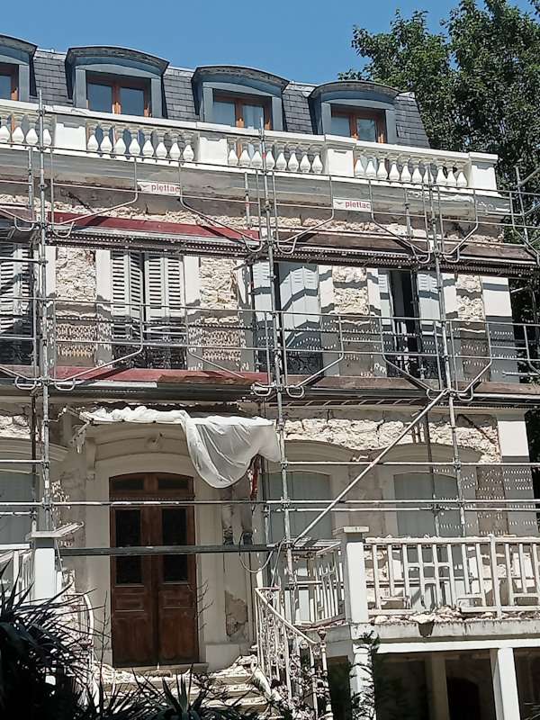 Piochage facade ancienne