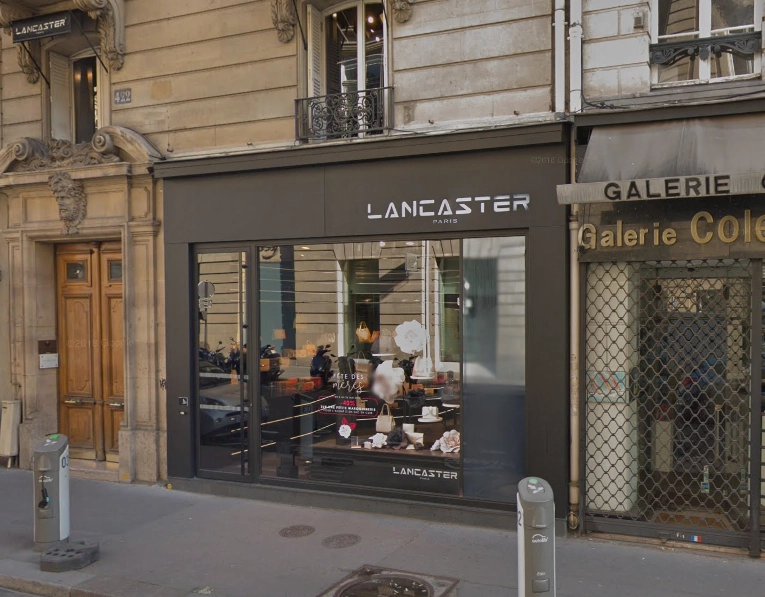 Pierre agrafee avant