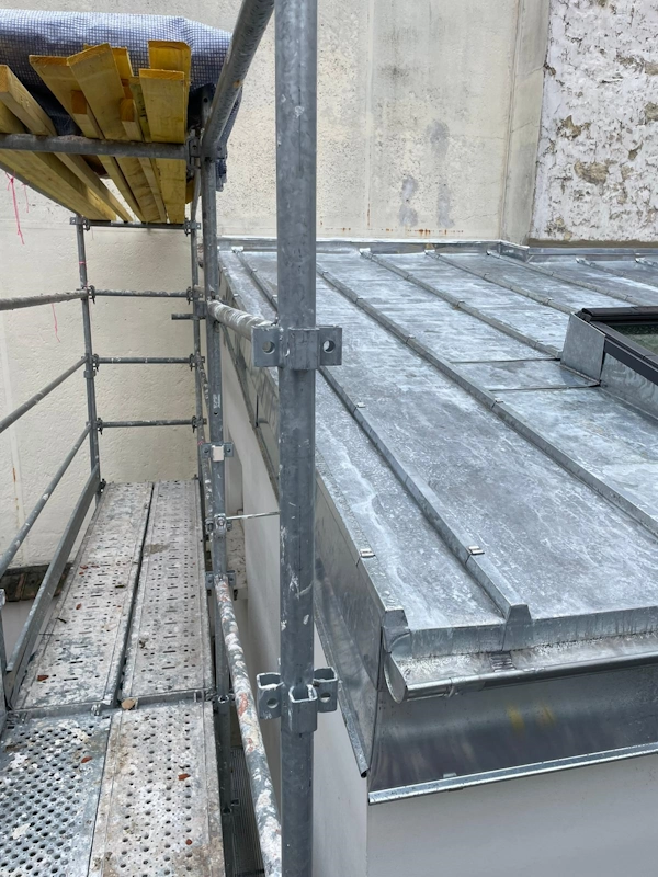 Pose couverture zinc sur tasseaux Paris