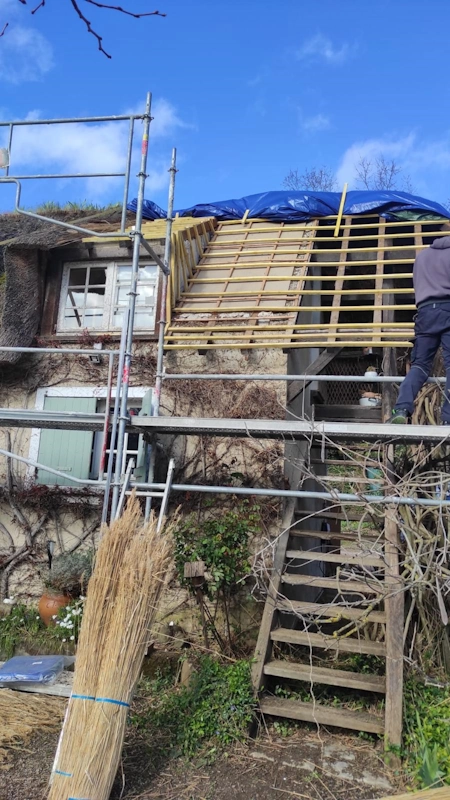 Pose tasseaux toit de chaume 78