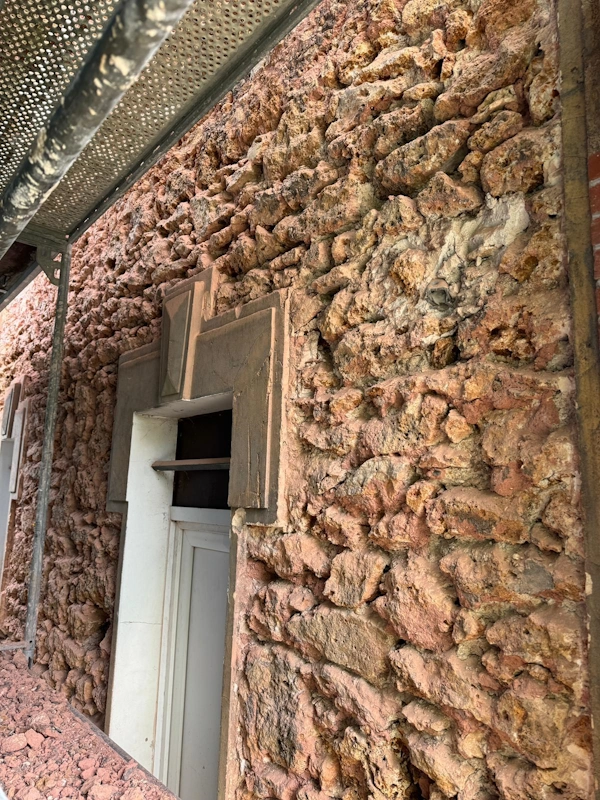 Detail piochage facade Essonne