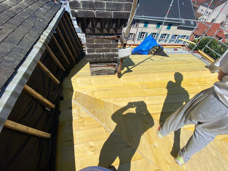 Pose de toiture a la Mansart 95