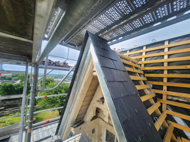 Renovation lucarne couverture a la Mansart