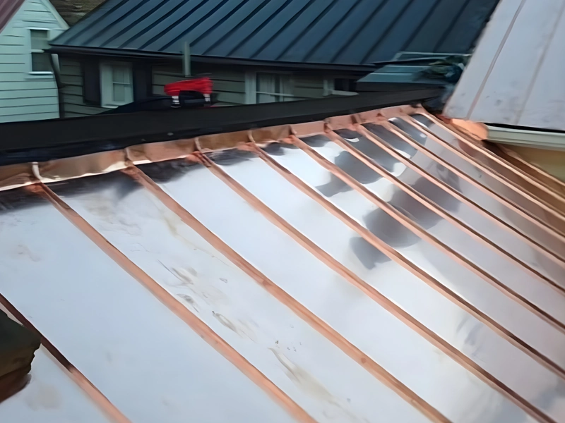 Pose d'un toit en cuivre