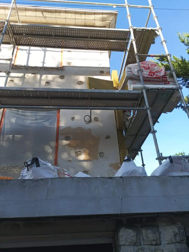 Échafaudage autour d'un bâtiment en rénovation.