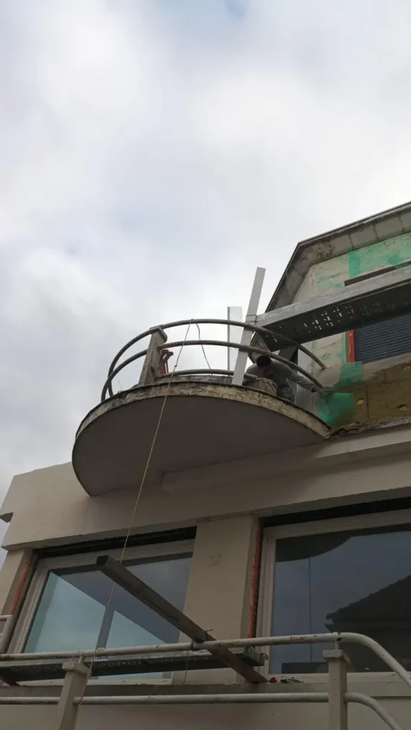 Travaux de rénovation sur un balcon