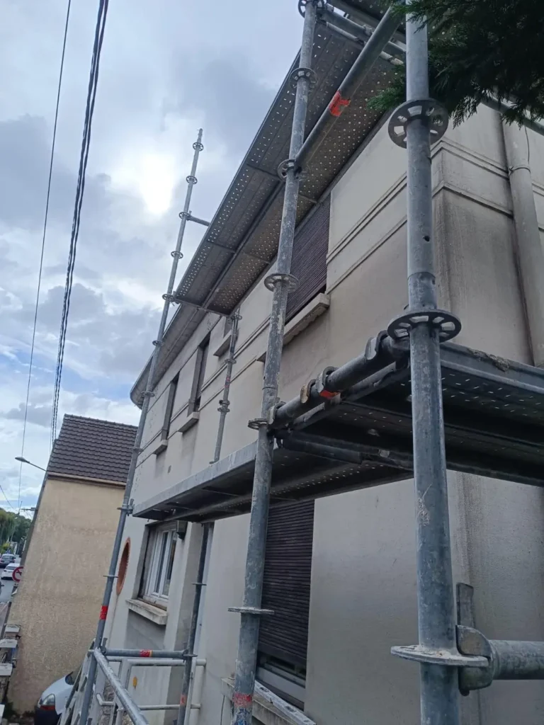 Échafaudage sur un bâtiment en rénovation.