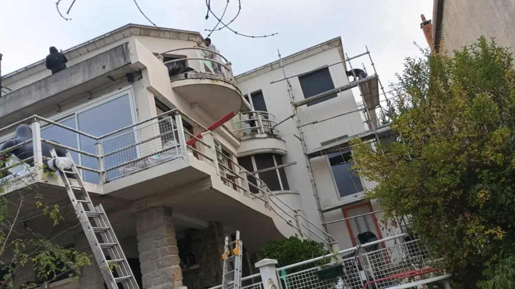 Travaux de rénovation sur un bâtiment.