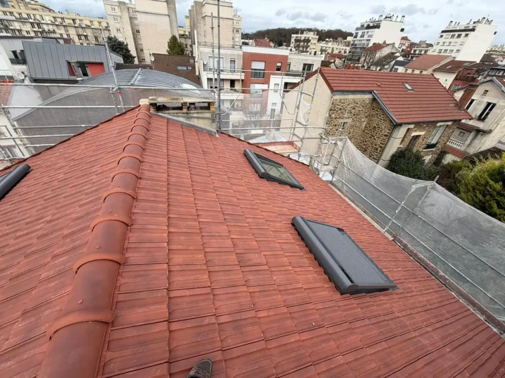 Toiture tuiles chantier sarking 93260