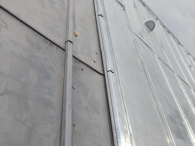 Choisir entre zinc sur tasseaux ou en joint debout Zinc sur tasseaux ou zinc joint debout