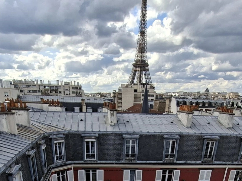 Chaleur sous les toitures en zinc à Paris